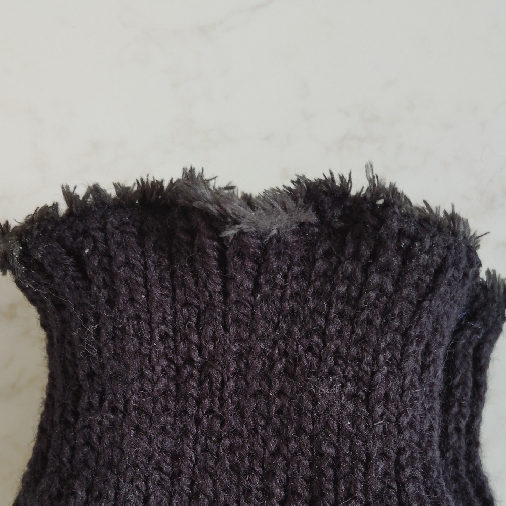 Isotoner Women's Classic Black Mittens - Picture 6 of 7